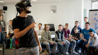 Homme portant un masque de réalité virtuelle