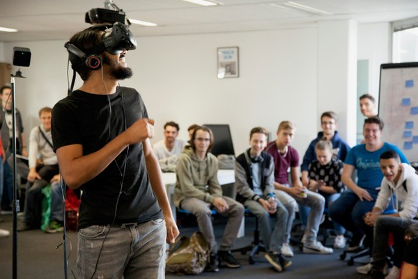 Homme portant un masque de réalité virtuelle